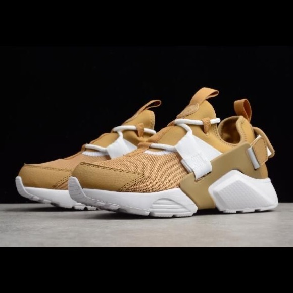 Nike Shoes - NIKE AIR HUARACHE CITY LOW ELEMENT SNEAKERS